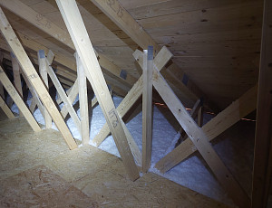 Zateplení stropu novostavby pomocí foukané izolace